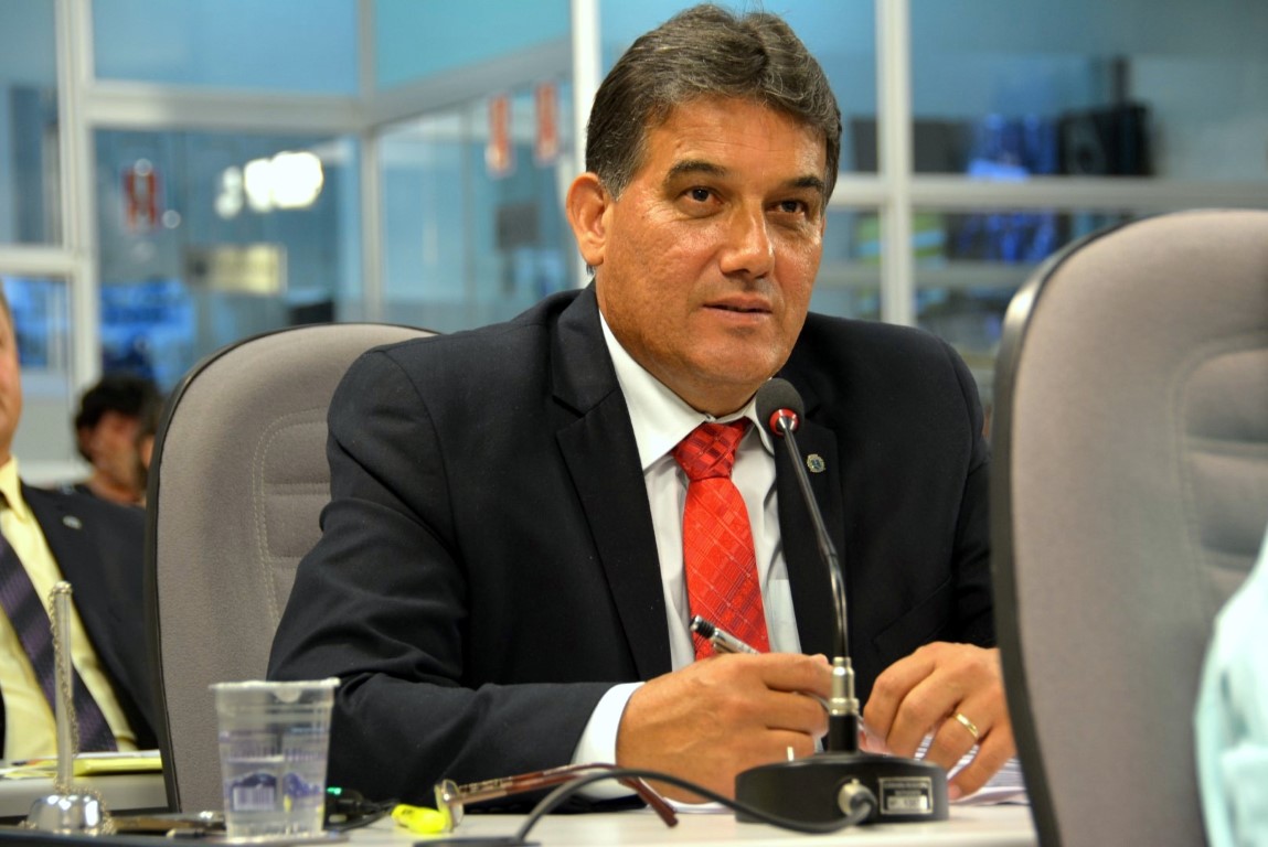 Vereador pede melhorias em infraestrutura e homenageia servidores da Limpeza Pública Municipal